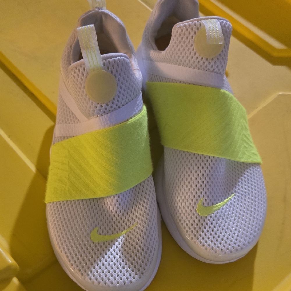 Nike Youth White and Neon Yellow Sneakers (Presto EXTREME SE (GS)